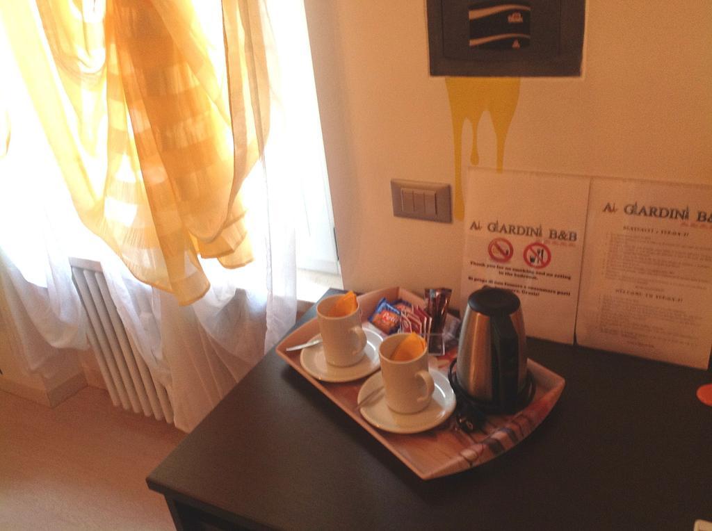 Ai Giardini Rooms -Vicino Ospedale Borgo Trento E Centro Storico فيرونا الغرفة الصورة